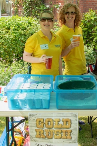 Volunteer Chamber Operator Jessica & Gaynor on the Gold Rush & Double Decker stalls